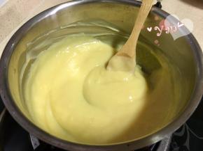 不停搅拌至浓稠状态，冷卻待用。