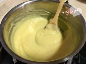 不停搅拌至浓稠状态，冷卻待用。