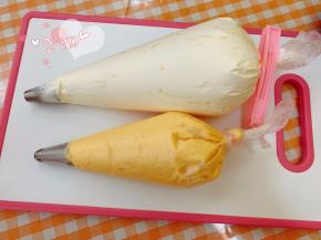 裝入裱花袋里放冰箱冷藏备用。淡奶油+糖打发，裝入裱花袋里放冰箱冷藏备用。