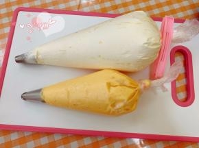 裝入裱花袋里放冰箱冷藏备用。淡奶油+糖打发，裝入裱花袋里放冰箱冷藏备用。