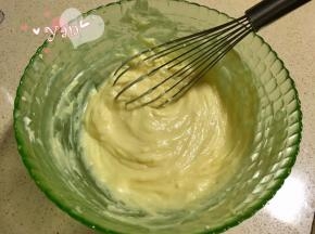 将放凉的豆乳和奶油奶酪混合搅拌均匀，备用。