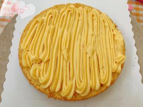 豆乳蛋糕做法：放一块蛋糕片，挤上豆乳酱。