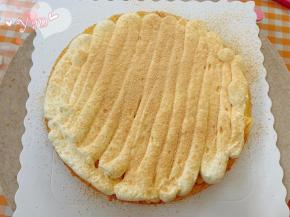 筛上黄豆粉，重复此做法直到三片蛋糕完成。