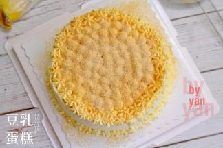 蛋糕周边用打发好的奶油抹面，撒上黄豆粉，蛋糕就完成了。