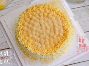 蛋糕周边用打发好的奶油抹面，撒上黄豆粉，蛋糕就完成了。