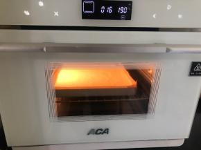 摆入事先预约好的烤箱中，中下层190度烤16分钟，根据自家烤箱脾气改变温度和时间。