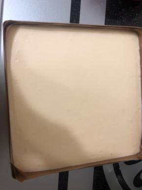 从高处倒入到事先铺好油布的28×28的烤盘中，抹平表面。