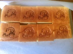 修整四边后，切成8块，烙上蛋糕烙印，第一次烙，没控制好，深深浅浅的痕迹。