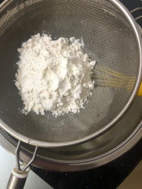 搅拌均匀后筛入80g低筋面粉。
