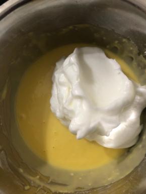 挖一大块蛋白霜加入蛋黄糊里，翻拌均匀。