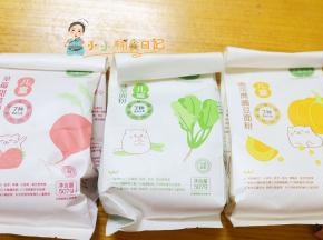 准备三个颜色的面粉，我用的是草莓甜菜面粉、菠菜面粉、南瓜鹰嘴豆面粉，如果你没有彩色面粉也可以用果蔬汁替代一部分牛奶，只要颜色达到你要的颜色就可以，比如菠菜汁、火龙果汁都可以，黄色的直接用白色的面粉做就可以，因为鸡蛋是黄色的
