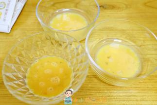 把鸡蛋打散，每个碗里放18g鸡蛋液