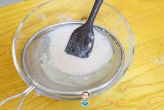 然后每一个颜色全部过筛两次，让面糊没有疙瘩