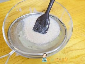 然后每一个颜色全部过筛两次，让面糊没有疙瘩