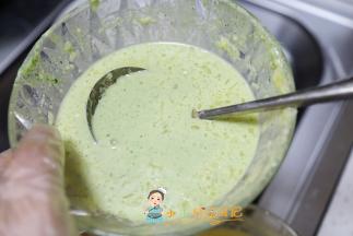 现在要开始煎了，煎之前要搅拌一下面糊以免沉底