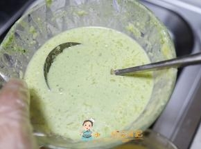 现在要开始煎了，煎之前要搅拌一下面糊以免沉底