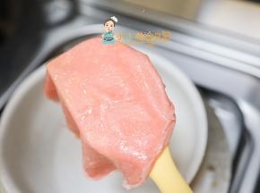 要稍微等皮有一点干才拿起来不然会很容易破的，煎第二张的时候一定要用湿布弄一下，降低一下锅的温度，如果你有导热板这一步可以省略，因为锅的温度低很稳定