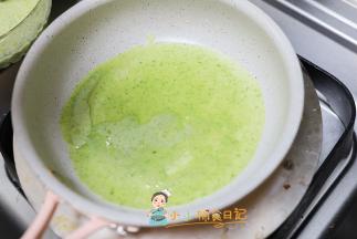 锅有一点点温就可以直接倒入一勺面糊，要马上摊开不然会凝固就会很厚，火一直要小火