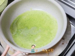 锅有一点点温就可以直接倒入一勺面糊，要马上摊开不然会凝固就会很厚，火一直要小火