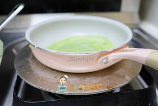 我用了这个神器就是导热板，这样可以锅的温度非常均匀，如果你家里没有这个板，温度如果上来很热马上把炉子火关掉，利用锅的余温继续把饼煎熟，如果还没熟可以重新开火煎，