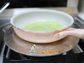 我用了这个神器就是导热板，这样可以锅的温度非常均匀，如果你家里没有这个板，温度如果上来很热马上把炉子火关掉，利用锅的余温继续把饼煎熟，如果还没熟可以重新开火煎，