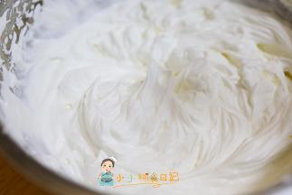 打发至这样凝固有纹路的状态就是可以了，这样的奶油是可以裱花的，
