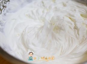 打发至这样凝固有纹路的状态就是可以了，这样的奶油是可以裱花的，