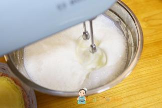 皮全部煎好晾凉以后我们打发淡奶油，奶油250g+25g糖