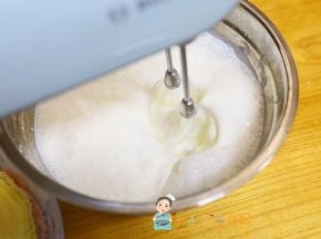 皮全部煎好晾凉以后我们打发淡奶油，奶油250g+25g糖