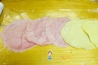 一层皮一层奶油，奶油每一层不需要太厚