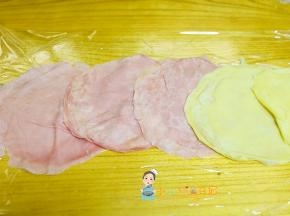 一层皮一层奶油，奶油每一层不需要太厚