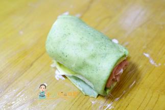 剩下的奶油我用裱花袋装起来放了一个裱花嘴