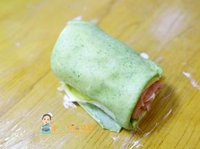 剩下的奶油我用裱花袋装起来放了一个裱花嘴