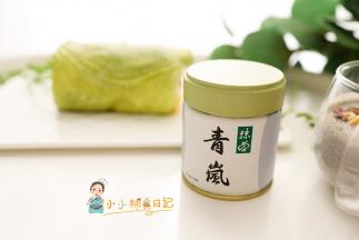 表面挤上奶油，你喜欢什么样的花嘴都可以，冷藏三小时以上就可以吃啦