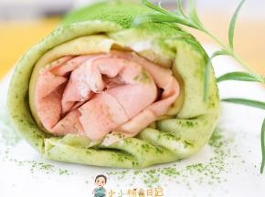皮很薄需要等皮稍微干一点再用硅胶铲配合手拿起来，不然很湿很软就很脆弱一拿容易破