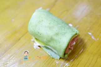 面粉的吸水性有点不一样，所以感觉牛奶太少面糊很难摊开可以多加一点点液体来解决哦