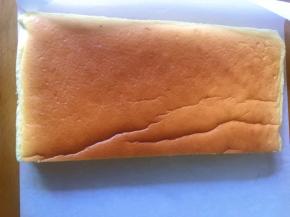 另一片盖在有草莓酱的蛋糕片上。