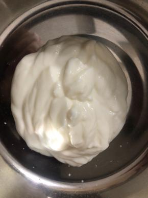 100g浓稠酸奶倒入盆中。