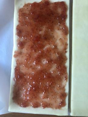 其中一块涂上草莓酱！