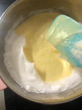 翻拌好的蛋黄糊倒回到蛋白霜中，翻拌均匀。