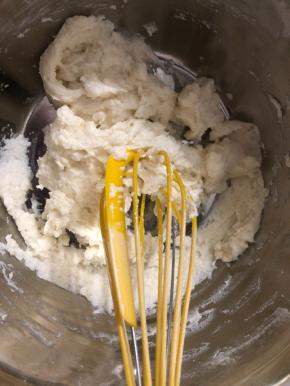 搅拌均匀。(这个时候比较干)