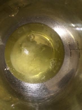 蛋白里加入40g白糖。