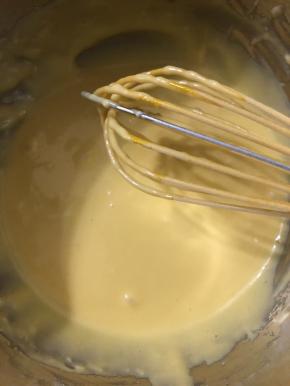 蛋黄糊搅拌均匀备用。