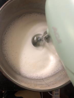 用打蛋器打成提起打蛋器有一个比较长的弯钩。