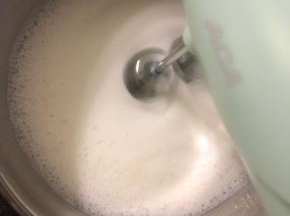 用打蛋器打成提起打蛋器有一个比较长的弯钩。