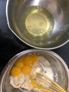 5个鸡蛋，蛋白蛋黄分离，蛋白放在无水无油的盆中，蛋黄放入面粉糊里。