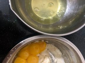 5个鸡蛋，蛋白蛋黄分离，蛋白放在无水无油的盆中，蛋黄放入面粉糊里。