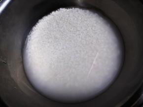 浸泡好的大米明显变大，用手一捻就碎