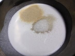 加入白糖和酵母