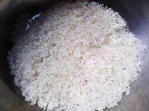 将大米清洗一遍